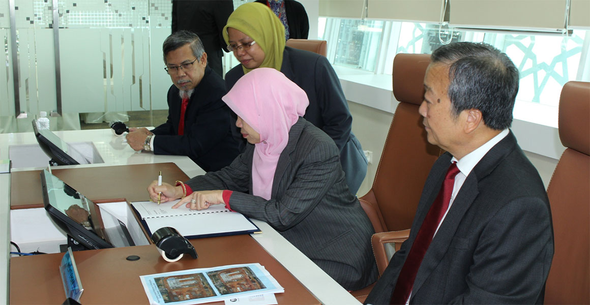 signing-me-city-pj-2